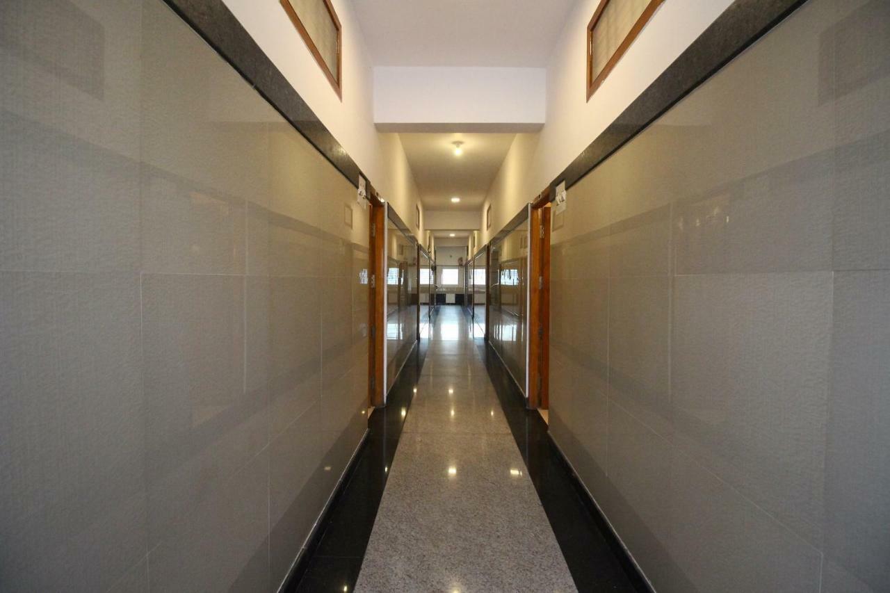 Oyo Flagship 30734 Jeevan Lodge 希莫加 外观 照片