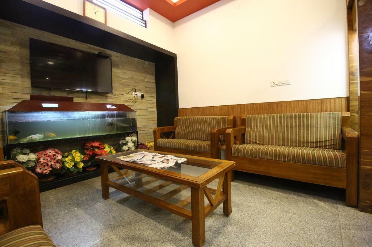 Oyo Flagship 30734 Jeevan Lodge 希莫加 外观 照片